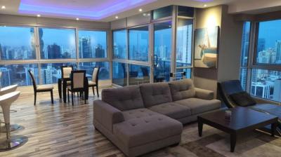 Ubicado en el último piso del edificio grand bay tower. amplio apartamento con ventanales de piso a