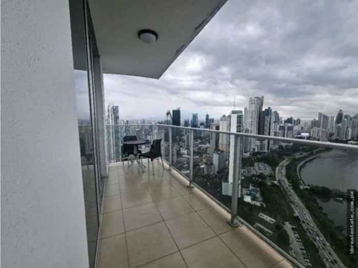 Apartamento en White de 3 recamaras en alquiler