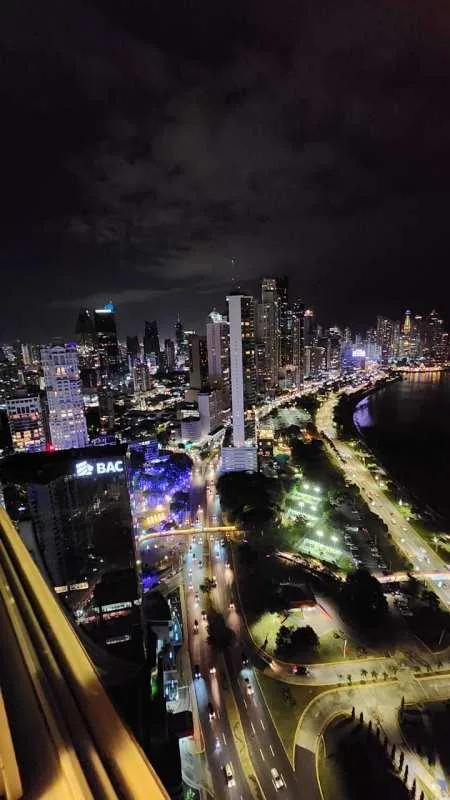 White Avenida Balboa Panama en alquiler — 5