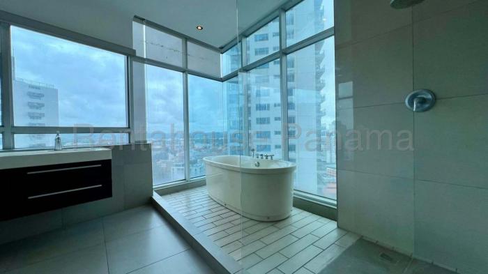 Yacht club  Panama amoblado en venta