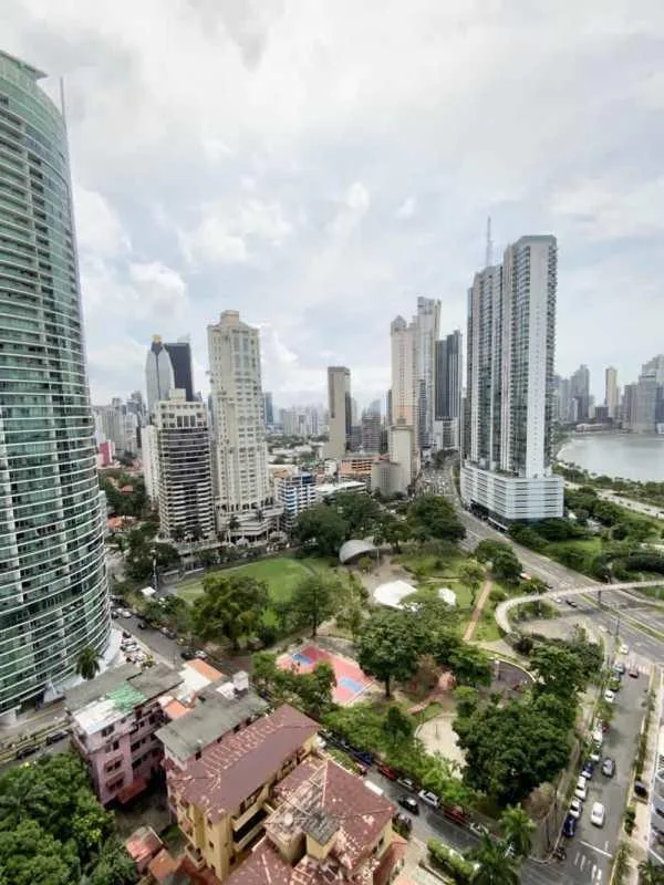 Colores de bella vista Avenida Balboa Panama en alquiler — 2