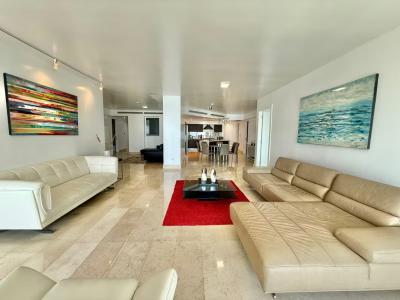 4-bedroom apartment for rent on balboa avenue. 4-bedroom apartment for rent on balboa avenue.