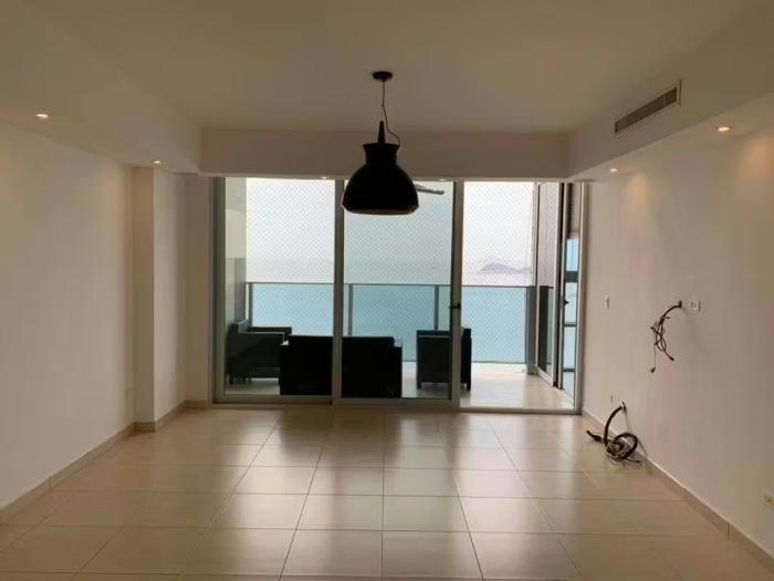 Venta de apartamento en Waters on the bay 2 recamaras
