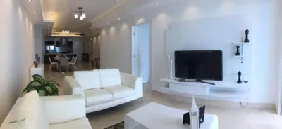 Apartamento mobiliado de 1 quarto no yoo, avenida balboa, com vista para o mar. possui 1.5 banheiros