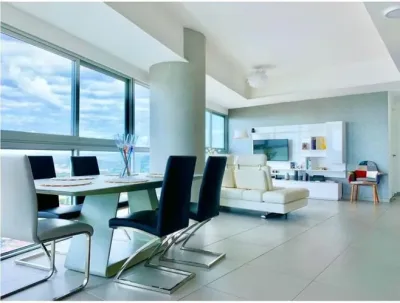 Apartamento amoblado de 1 recámara y 2 baños en avenida balboa, con vista panorámica al mar y la 