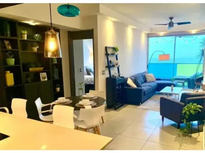 Apartamento remodelado de 108 m² en avenida balboa con 2 recámaras, balcón amplio y vista al mar.