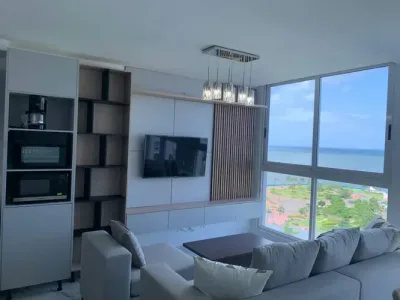 Apartamento de 1 quarto e 2 banheiros na avenida balboa, edifício the sands. possui sala, jantar, c