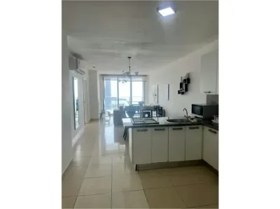 Modernes apartment in der avenida balboa mit 3 schlafzimmern, 3 bädern und 2 parkplätzen. es verf�