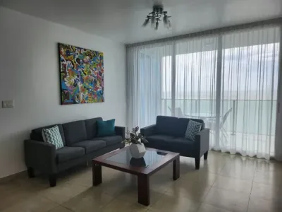 Apartamento amoblado de 1 recámara en avenida balboa con hermosa vista al mar y casco viejo. cuenta