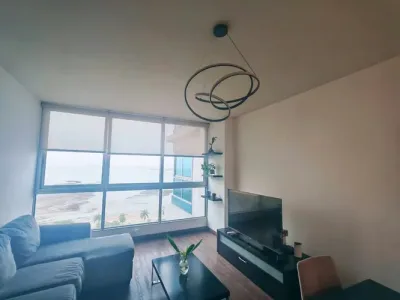 Apartamento amoblado de 2 recámaras y 2 baños en grand bay tower, avenida balboa. cuenta con 110 m