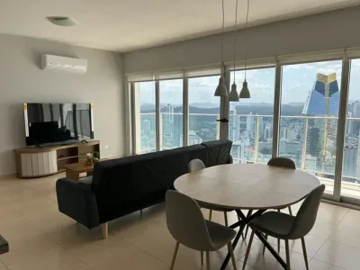 Apartamento mobiliado de 1 quarto e 1.5 banheiros em andar alto na avenida balboa, com vista panorâ