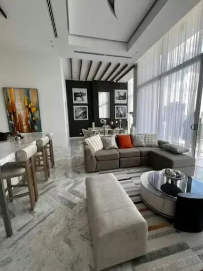 Apartamento de 2 quartos e 2,5 banheiros na avenida balboa, totalmente mobiliado, com vista para o m