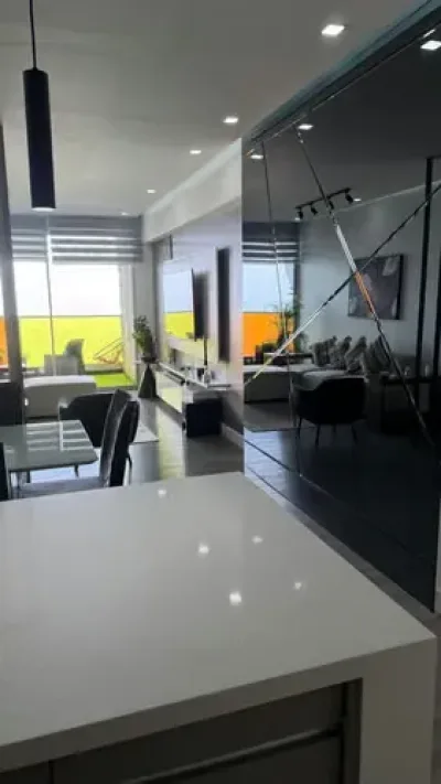 Möblierte 2-zimmer-, 2-badezimmer-wohnung im ph element, avenida balboa. verfügt über einen balko
