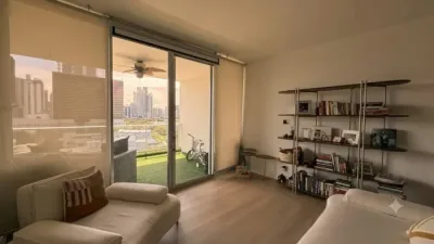 Apartamento mobiliado de 2 quartos e 2 banheiros na avenida balboa, com vista para o mar e a cidade.