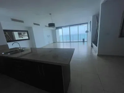 Apartamento para alugar na avenida balboa com vista para o mar, 2 quartos, 2 banheiros e uma varanda