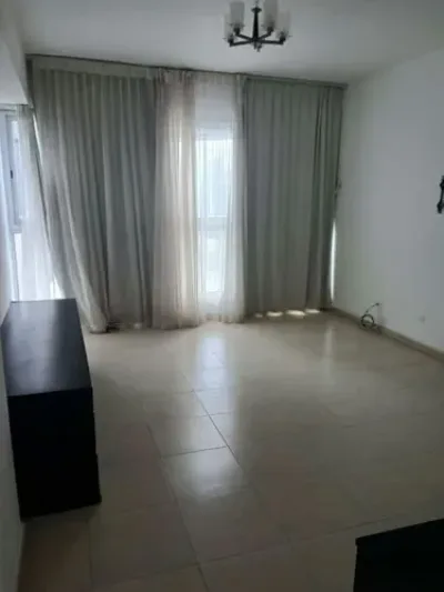 Apartamento de 2 quartos e 2 banheiros no grand bay tower, avenida balboa. possui vista para a cidad