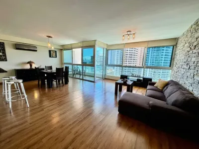 Möblierte 1-zimmer-wohnung zur miete in bayfront tower, avenida balboa. sie verfügt über einen ba