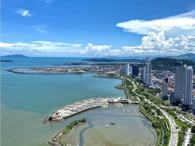 Luxury 4-Bedroom Apartment at Waters on the Bay — 2