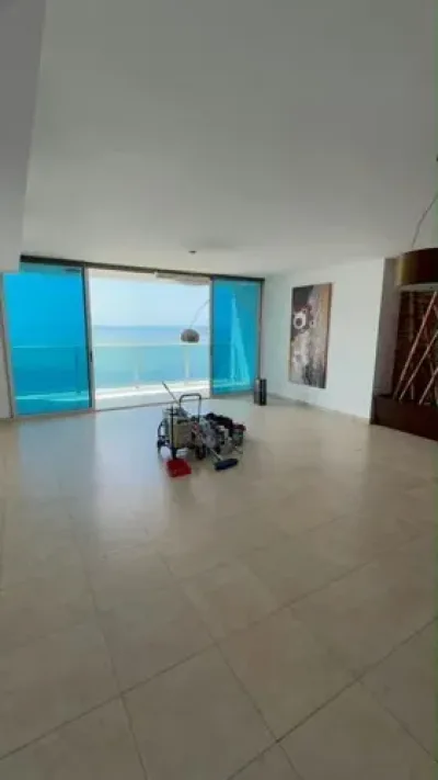Apartamento de 2 recámaras y 2.5 baños en avenida balboa con vista panorámica al mar. cuenta con 