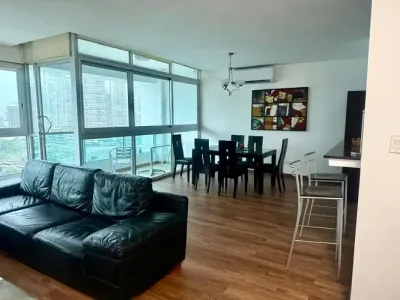 Renovierte 2-zimmer-wohnung im ph bay front, avenida balboa, mit meerblick und privatem balkon. enth