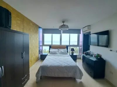 Möblierte wohnung an der avenida balboa mit meerblick, 2 schlafzimmern und 2 bädern. sie verfügt 