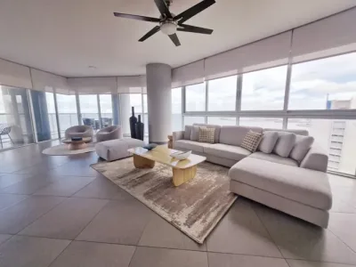 Apartamento mobiliado em andar alto no yacht club, avenida balboa, com 2 quartos, 2.5 banheiros e 21