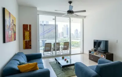 Apartamento de 96 m² en avenida balboa con balcón y vista al mar. cuenta con 1 recámara, 1.5 bañ