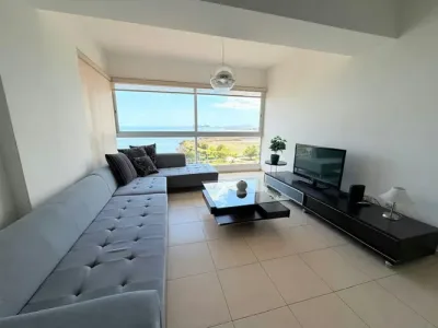 Apartamento amoblado de 1 recámara y 1.5 baños en ph vista del mar, avenida balboa. cuenta con 100