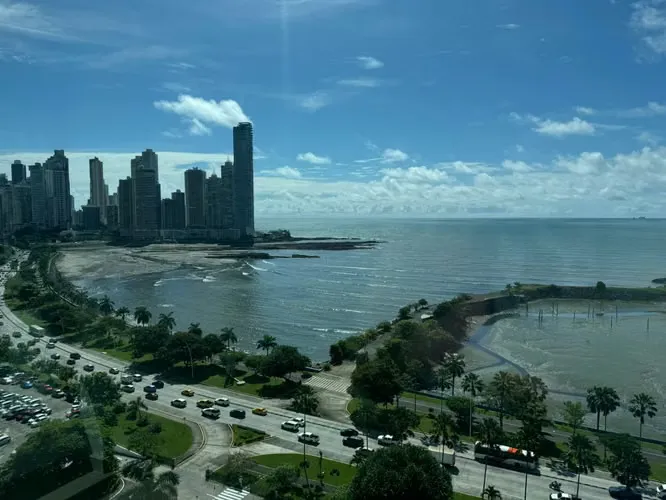 Amplio apartamento de 3 recámaras en Torres Miramar, Av. Balboa — 2