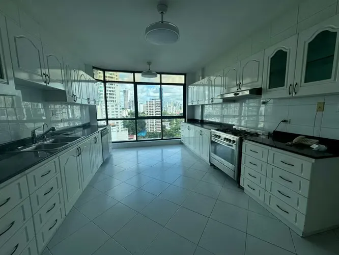 Amplio apartamento de 3 recámaras en Torres Miramar, Av. Balboa — 4