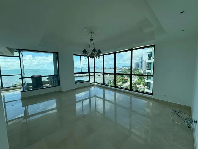 Amplio apartamento de 3 recámaras en Torres Miramar, Av. Balboa — 5
