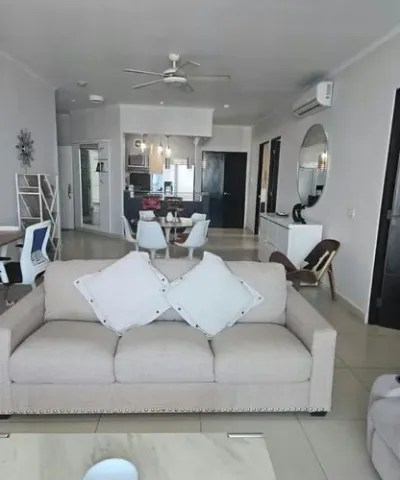 Möblierte wohnung mit 142 m² im 42. stock des ph destiny, avenida balboa. sie verfügt über 2 sch