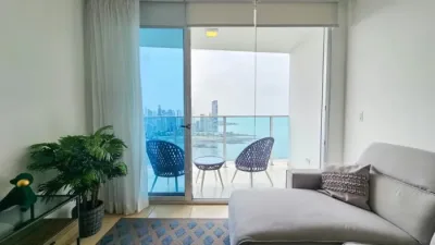 Apartamento mobiliado de 1 quarto em andar alto na avenida balboa, com vista panorâmica para o mar.
