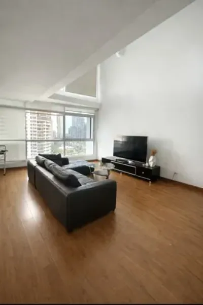 Luminoso apartamento tipo loft de doble altura en bayfront tower, avenida balboa. cuenta con 1 recá