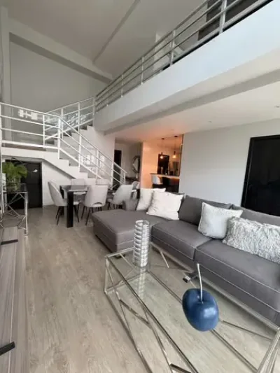 Apartamento tipo loft amueblado en avenida balboa con 2 recámaras, 2 baños y vista al mar. remodel