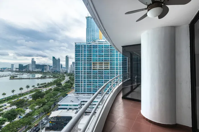 Apartamento reformado com 3 quartos na Avenida Balboa — 2
