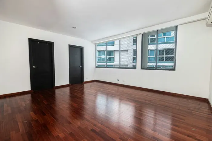Apartamento reformado com 3 quartos na Avenida Balboa — 3