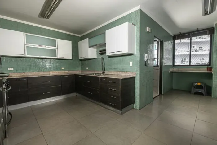Apartamento reformado com 3 quartos na Avenida Balboa — 4