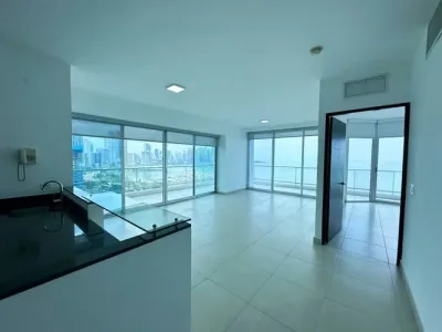 Apartment on avenida balboa with sea view, 2 bedrooms, 2 bathrooms, and terrace in l. includes priva