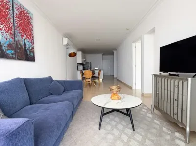 Apartamento mobiliado na avenida balboa com 1 quarto, 1.5 banheiros, sala de estar e varanda com vis