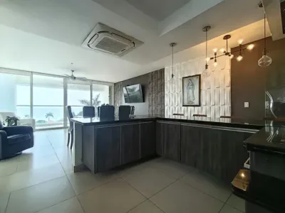 Apartamento amoblado de 3 recámaras y 3 baños en rivage tower, avenida balboa. cuenta con 145 m²,