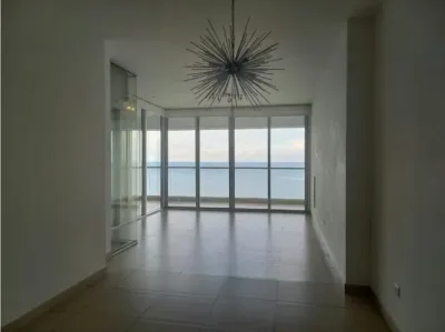 Apartamento en avenida balboa con 2 recámaras, 2 baños y 146 m², vista al mar y acabados de lujo.