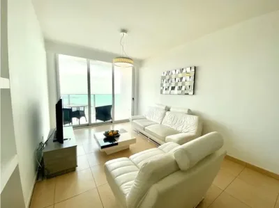 Apartamento amueblado de 2 recámaras y 2 baños en ph white, avenida balboa. vista al mar, balcón,