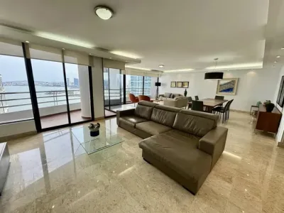 Apartamento amoblado de 3 recámaras en ph los delfines, avenida balboa, con vista a la bahía. cuen