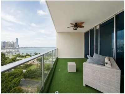 Apartamento remodelado en ph destiny, avenida balboa, con 2 recámaras, 2 baños, balcón amplio y v