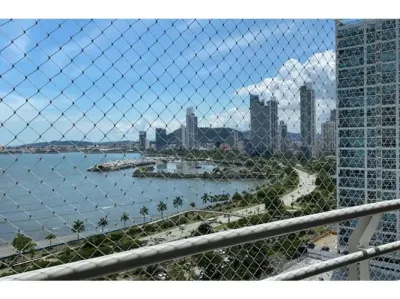 Apartamento remodelado en avenida balboa con 3 recámaras, 3.5 baños, balcón y vista al mar. inclu