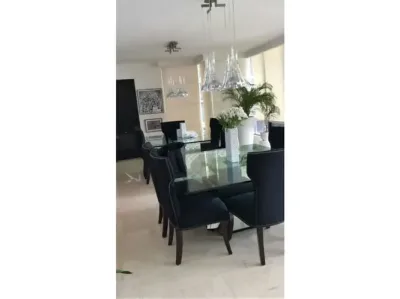 Apartamento remodelado en avenida balboa con 3 recámaras, 3.5 baños, balcón y vista al mar. inclu