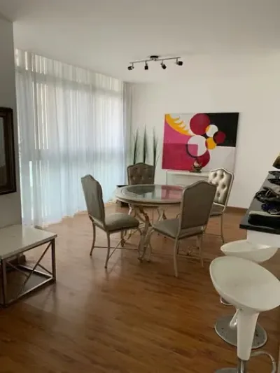 Apartamento amoblado de 1 recámara en avenida balboa con vista parcial al mar. cuenta con 1.5 baño