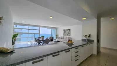Apartamento amoblado en avenida balboa con 3 recámaras, 2 baños, estacionamientos y vistas panorá