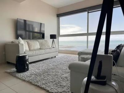 Apartamento amoblado de 1 recámara y 1.5 baños en avenida balboa, con vista panorámica al mar des